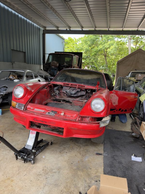 The 1973 Porsche 911 in the shed on Day 1